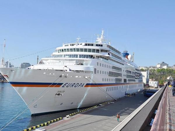 Круїзний лайнер EUROPA відкрив сезон в Одеському порту. У порт зайшов перший лайнер сезону: туристів зустрічали одеськими піснями (ФОТО)