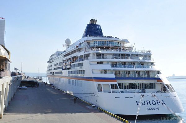 Круїзний лайнер EUROPA відкрив сезон в Одеському порту. У порт зайшов перший лайнер сезону: туристів зустрічали одеськими піснями (ФОТО)