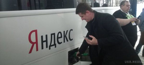 В Україні запущено сервіс "Яндекс. Заправки". Українське представництво російської компанії "Яндекс" запустило сервіс "Яндекс. Заправки".
Про це журналістам повідомив представник "Яндекса". З його слів, сервіс дасть водіям можливість оплачувати паливо на автозаправних станціях з мобільних пристроїв.