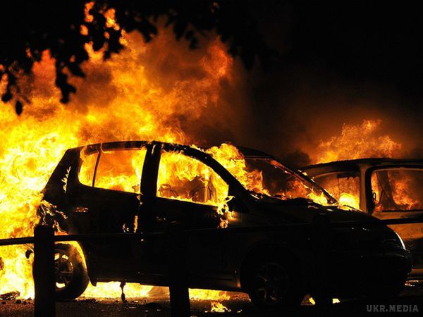 Цієї ночі в Харкові згоріли два авто. За ніч в Харкові підпалили дві іномарки - одна з них належала волонтеру