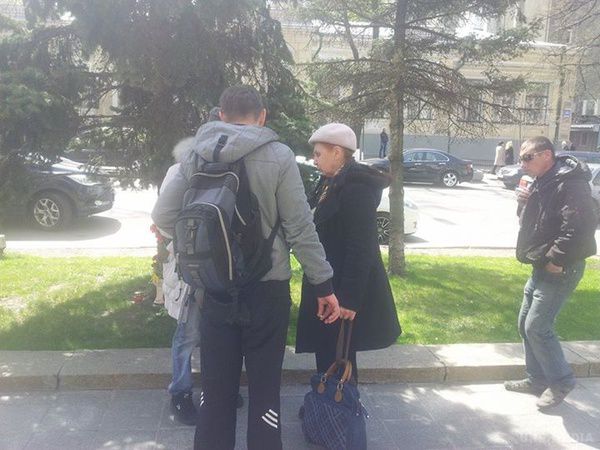 Журналісти зафіксували роздачу грошей за мітинги на Банковій і біля Ради (фото). За день плата за участь у мітингу скоротилася на 35 гривень
