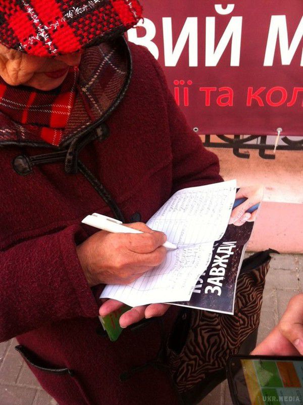 Журналісти зафіксували роздачу грошей за мітинги на Банковій і біля Ради (фото). За день плата за участь у мітингу скоротилася на 35 гривень