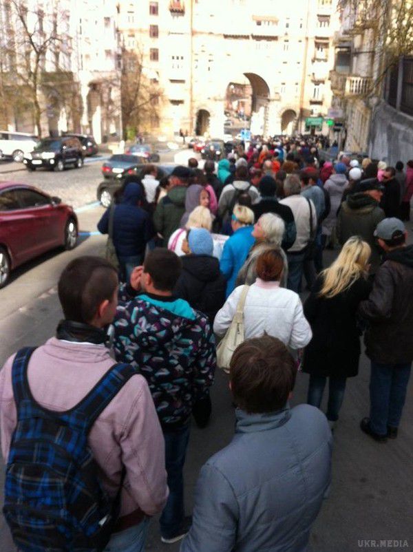 Журналісти зафіксували роздачу грошей за мітинги на Банковій і біля Ради (фото). За день плата за участь у мітингу скоротилася на 35 гривень