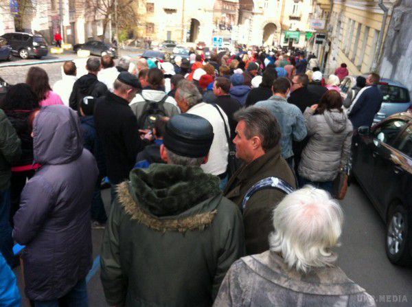 Журналісти зафіксували роздачу грошей за мітинги на Банковій і біля Ради (фото). За день плата за участь у мітингу скоротилася на 35 гривень