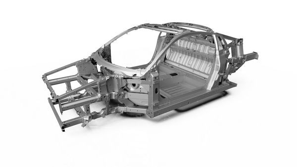 Технічні подробиці Acura NSX. Для охолодження силової передачі Acura NSX використовується 10 радіаторів