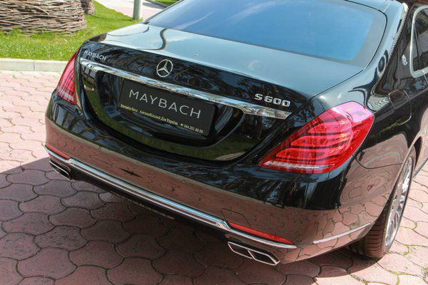 Розкішний Mercedes-Maybach S-клас привезли в Україну. Самий розкішний Mercedes-Benz, по суті, новий флагман всієї модельної лінійки, який був сьогодні презентований у Києві.