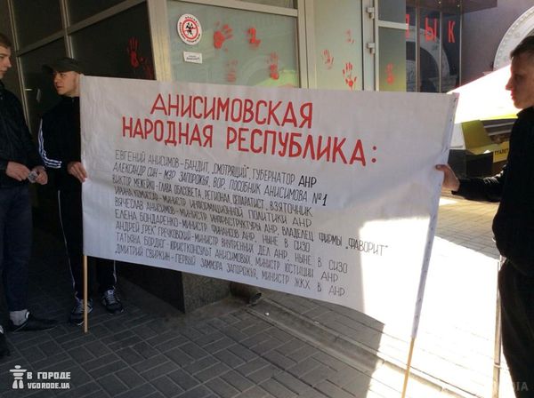 НЕБЕЗПЕЧНО! Можливий сепаратизм!. Активісти заблокували торговий центр на Анголенка