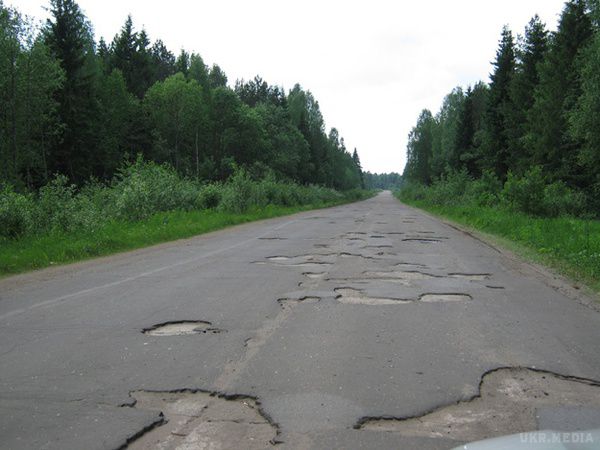 В Криму на ремонт доріг РФ виділило 1,8 мільярда рублів. Сьогодні має розпочатися ремонт кримських доріг