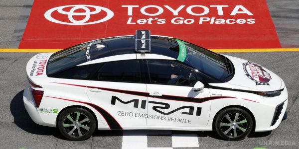 Toyota представила раллійную версію седана Mirai. Пейс-каром гонки NASCAR стала воднева «Тойота»