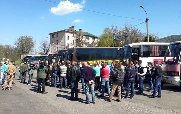 Страйк проплачено..... Автомайдан оточив страйкуючих шахтарів і почав пресувати. Автомайданівці біля Лаври оточив автобуси з шахтарями.За словами активістів Автомайдану, вони знайшли списки і записи про суми, які платили гірникам за мітинги в Києві.