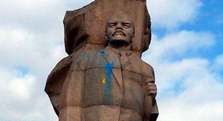 Україньців не подолати. У Росії пам'ятник Леніну вимазали жовтою і блакитною фарбами