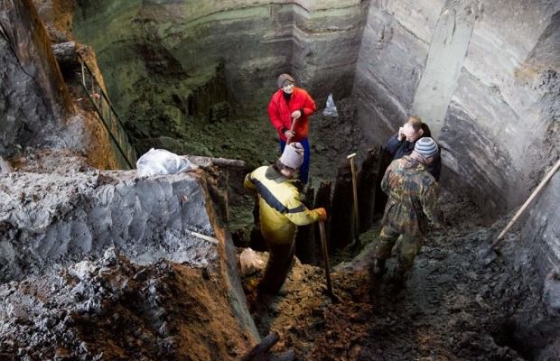 Закопали археологічну знахідку. В соцмережах повідомили про руйнування вулиці древнього Києва (фото)