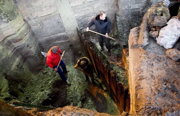 Закопали археологічну знахідку. В соцмережах повідомили про руйнування вулиці древнього Києва (фото)