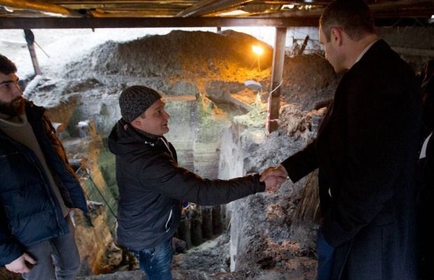 Закопали археологічну знахідку. В соцмережах повідомили про руйнування вулиці древнього Києва (фото)