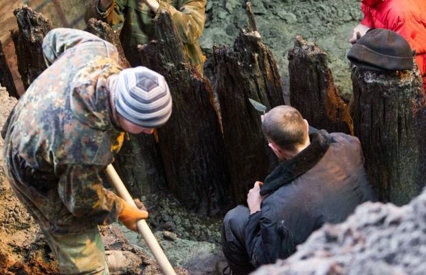 Закопали археологічну знахідку. В соцмережах повідомили про руйнування вулиці древнього Києва (фото)