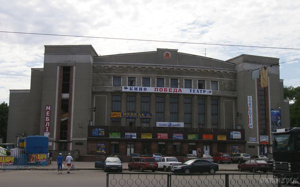 У Харкові шукають бомбу в Палаці культури. Евакуювали більш як 100 осіб. Палац культури Харківського електромеханічного заводу (ХЕМЗ) оточений міліцією: тут шукають бомбу, про наявність якої невідомий повідомив по телефону.