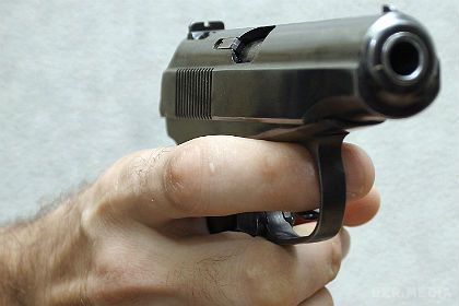 У Москві поліцейський вистрілив у колегу з табельної зброї. Співробітник ОВС по району Таганський, випадково вистрілив у свого колегу з табельної зброї.