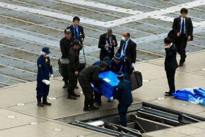 Радіоактивний дрон доставив прем'єру Японії пісок з Фукусіми. Безпілотний літальний апарат, який приземлився на дах резиденції прем'єр-міністра Японії Сіндзо Абе, був оснащений капсулою з піском з префектури Фукусіма