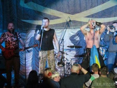 У Маріуполі виступила рок-група "Гайдамаки", з новий альбом "Укроп". "Гайдамаки" "порвали" Маріуполь