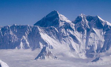 На Евересті в результаті сходження лавини загинули 65 альпіністів. Більше 60 альпіністів отримали поранення
