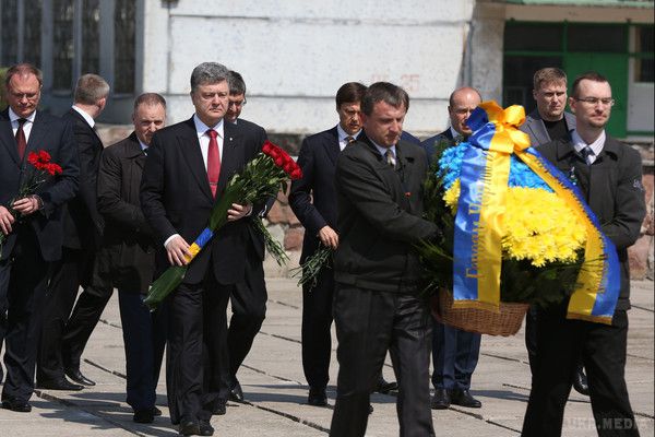 Президенту назвали суму для завершення укриття над Чорнобилем (фото). Порошенко на будівельному майданчику конфайнмента