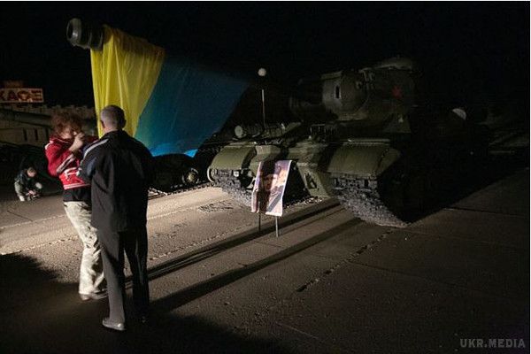 ''Нічних вовків '' -зустрічав танк із прапором України. На радянський танк Т-34, який знаходиться там у меморіальному музеї під відкритим небом, активісти встановили спочатку український а потім і білоруський національний прапор. 