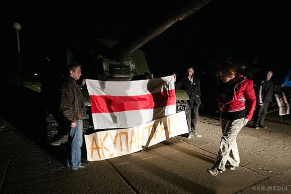 ''Нічних вовків '' -зустрічав танк із прапором України. На радянський танк Т-34, який знаходиться там у меморіальному музеї під відкритим небом, активісти встановили спочатку український а потім і білоруський національний прапор. 