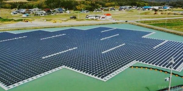 У Японії побудували дві гігантські плавучі сонячні електростанції (відео). В Японії все більше звертають увагу на пошуку альтернативних джерел енергії після аварії на Фукусімі.