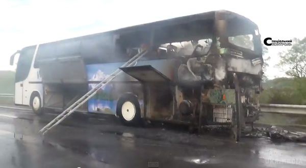 На 750-му кілометрі траси Київ-Чоп загорівся туристичний автобус. В автобусі, що в цей час перебував на відтинку між санаторієм "Карпати" і Свалявою, на ходу загорівся двигун.