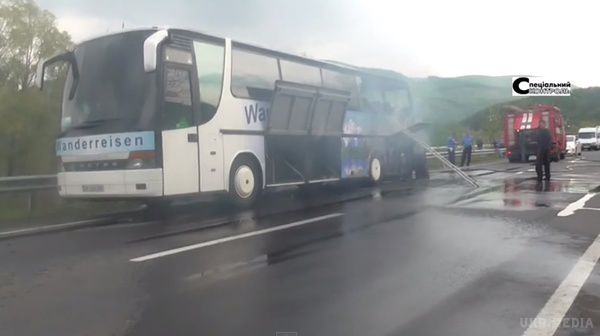 На 750-му кілометрі траси Київ-Чоп загорівся туристичний автобус. В автобусі, що в цей час перебував на відтинку між санаторієм "Карпати" і Свалявою, на ходу загорівся двигун.