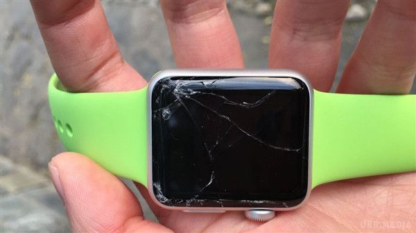 Проблема зі склом в Apple Sport Watch і iPhone 6. Користувачі поскаржилися на крихке скло корпус Apple Watch.