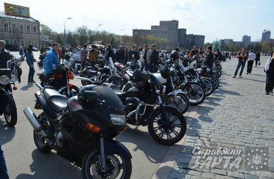 У суботу на площі Свободи зібралося кілька сотень байкерів. Харківський байкери відкрили мотосезон