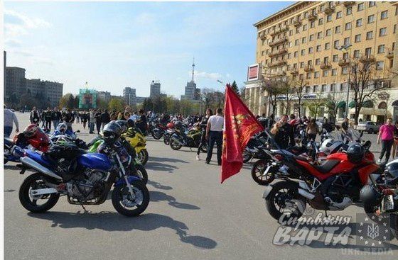 У суботу на площі Свободи зібралося кілька сотень байкерів. Харківський байкери відкрили мотосезон