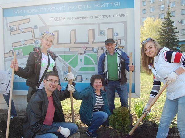 У ці вихідні в Україні відзначили День довкілля. Замість пацієнтів - саджанці: Медики відзначили День довкілля