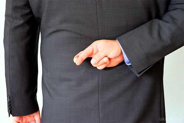 Знайдена причина людської брехні. Фахівці в області психології знайшли причину людської брехні. Тест показав, що люди брешуть, коли хочуть виправдати свою поведінку, а також отримати вигоду.