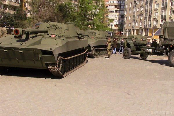 Стало відомо, куди окупанти Донбасу женуть техніку (фото). Наразі мова йде нібито тільки про свято.