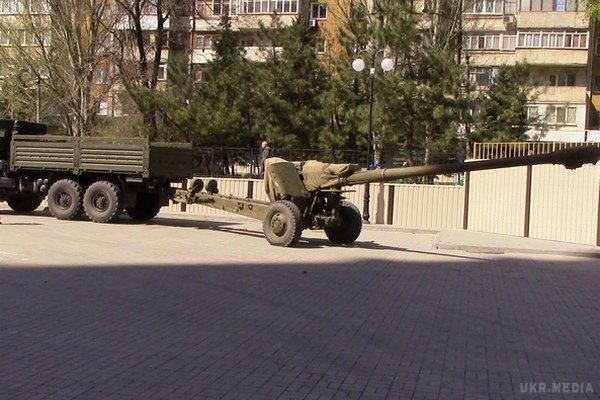 Стало відомо, куди окупанти Донбасу женуть техніку (фото). Наразі мова йде нібито тільки про свято.