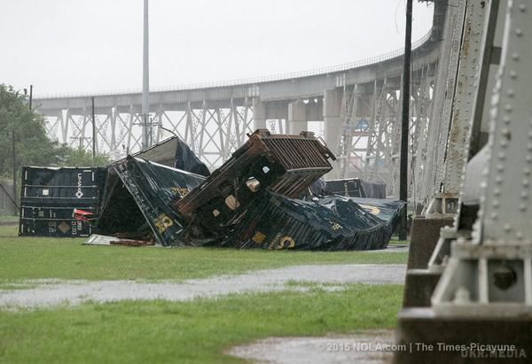 У США шквальний вітер здув потяг з мосту (фото, відео). Сильний поривчастий вітер здув з мосту 11 вагонів товарного потяга в американському місті Элмвуд (штат Луїзіана), які впали з мосту.