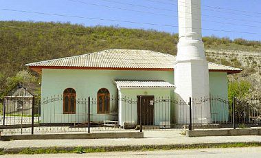 У Криму невідомі закидали мечеть коктейлями Молотова. В мечеть в селі Скалисте Бахчисарайського району було кинуто кілька пляшок із запальною сумішшю