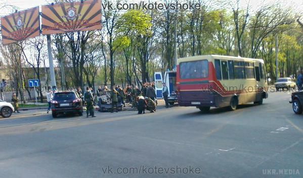 У центрі Донецька сталося ДТП за участю бойовика ДНР. У Донецьку бойовик влаштував ДТП зі стріляниною. Бойовик прострелив ногу водію.