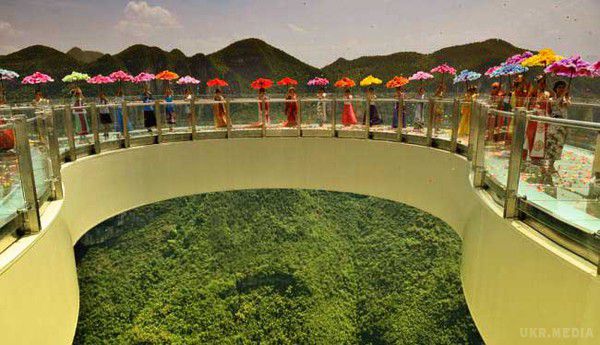 У Китаї відкрився скляний міст над прірвою. У Китаї у муніципалітеті Чунцин відкрився найбільший у світі прозорий міст над урвищем. 