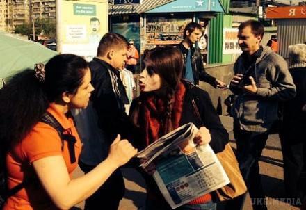 У Києві жорстоко побили дівчат, які проводили акцію проти прокремлівської газети (+фото). У столиці невідомі напали і побили активістів, які проводили акцію «Вісті читають тільки зомбі».