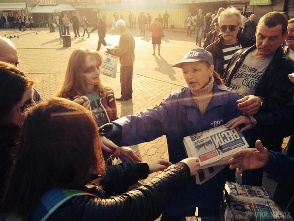 У Києві жорстоко побили дівчат, які проводили акцію проти прокремлівської газети (+фото). У столиці невідомі напали і побили активістів, які проводили акцію «Вісті читають тільки зомбі».