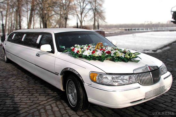 У Челябінську пристави заарештували весільний лімузин. Судові пристави наклали арешт на Lincoln Town Car в рахунок боргу в 62 млн рублів.