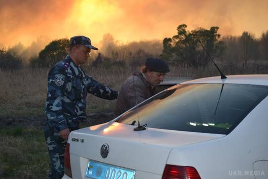 В зоні ЧАЕС міліція рятує від вогню самоселів. Пожежа біля атомної станції триває.