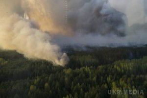 Вражаючі кадри з висоти пташиного польоту: Опубліковане відео пожежі в зоні ЧАЕС. Людей  евакуюють.