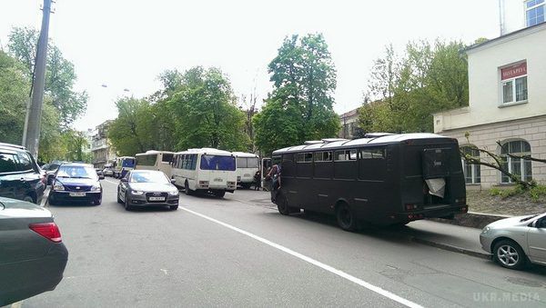 Під будівлю адміністрації президента України стягнули 20 автобусів МВС. Біля адміністрації Порошенко - 20 автобусів МВС.
