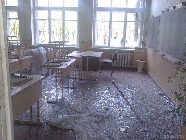 Школа під Дзержинськом після обстрілу ДНР (фото). Фотографії наслідків обстрілу.