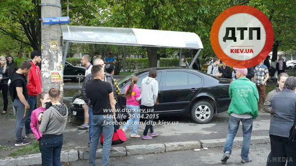 П'яна киянка на ''Шкоді''протаранила зупинку з дітьми. На вулиці Ромена Ролана автомобіль "Шкода" на високій швидкості в'їхав у зупинку суспільного транспорту.