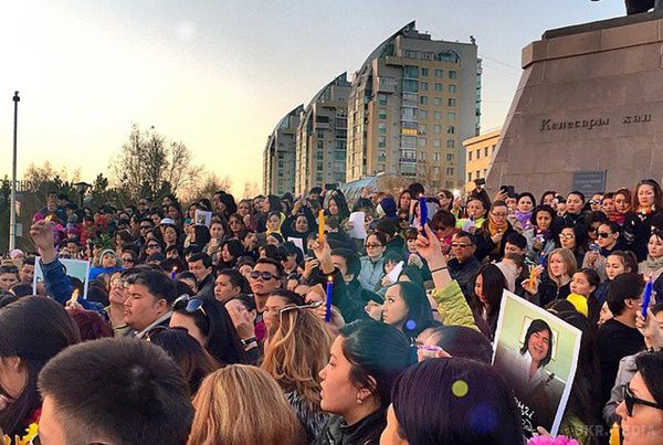  Москва і Алмата. Тисячі людей прощалися з Батирханом Шукеновим. На панахиду прийшли друзі та колеги музиканта - Максим Фадєєв, Ігор Крутой, Олексій Чумаков, Олександр Маршал, Любов Успенська, Ольга Кабо, Аркадій Укупник, група "А-Студіо".